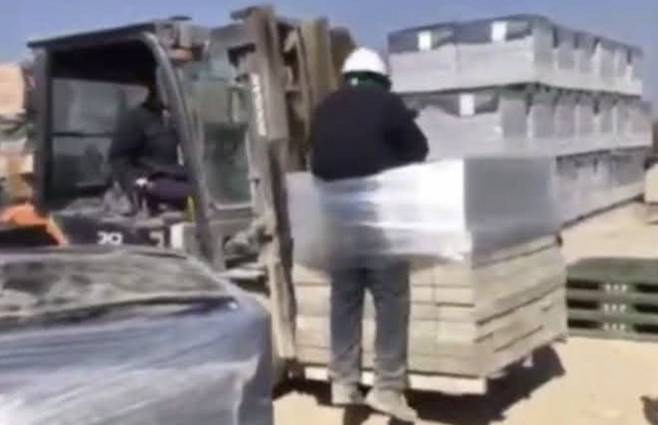 전남 나주시의 한 벽돌 생산공장에서 스리랑카 출신 이주노동자가 지게차 화물에 묶인 채 들어올려지는 영상이 공개돼 논란이 일고 있다. 사진=뉴시스(전남이주노동자네트워크 제공)