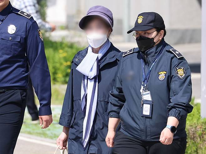 윤석열 대통령의 장모 최은순 씨가 지난해 5월14일 서울 송파구 서울동부구치소에서 가석방되고 있다. 사진=뉴시스