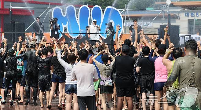 제28회 보령머드축제가 개막한 25일 충남 보령 대천해수욕장 머드엑스포광장에서 외국인들이 축제를 즐기고 있다.2025.7.25/뉴스1 ⓒ News1 김기태 기자