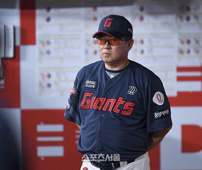 롯데 김태형 감독이 선수들을 지켜보고 있다. 고척 | 최승섭기자 thunder@sportsseoul.com