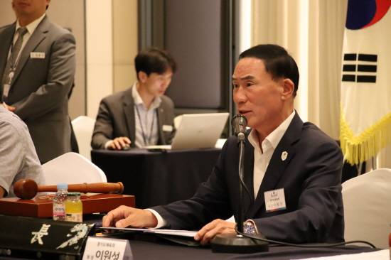 /사진= 이원성 경기도체육회장이 24일 수원 푸르미르호텔에서 열린 이사회에 앞서 모두 발언을 하고 있다. 경기도체육회 제공