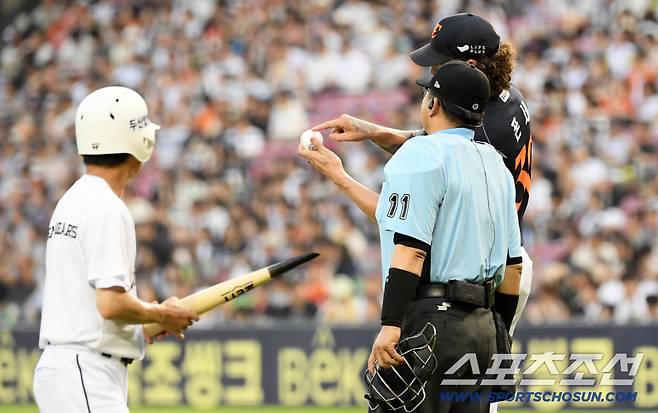 4회말 한화 선발 폰세가 두산 이유찬의 배트를 두 동강 낸 볼을 가리키며 주심과 대화를 나누고 있다. 잠실=박재만 기자 pjm@sportschosun.com