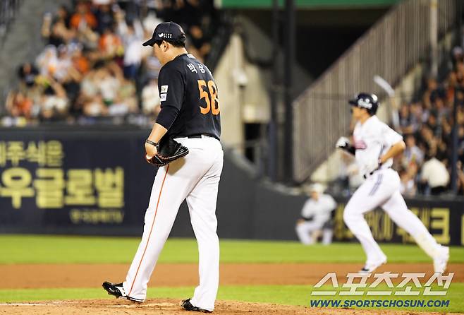 7회 폰세 뒤를 이어 마운드에 오른 박상원이 김재환에게 역전 투런포를 허용했다.