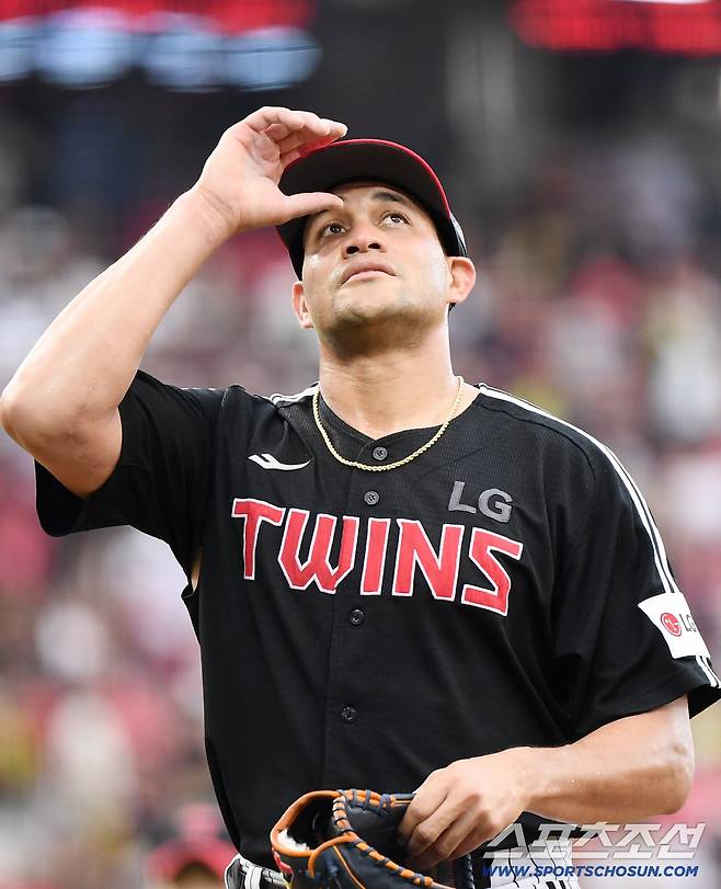 23일 광주 기아 챔피언스필드에서 열린 LG-KIA전. 3회말 1사 1루에서 치리노스가 박찬호를 병살타로 처리한 후 들어오고 있다. 광주=정재근 기자 cjg@sportschosun.com/2025.7.23/