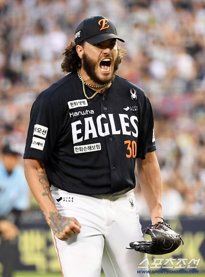 24일 잠실구장에서 열린 두산 베어스와 한화 이글스의 경기. 5회말 2사 3루 한화 선발 폰세가 두산 양석환을 3루 땅볼 처리한 뒤 포효하고 있다. 잠실=박재만 기자 pjm@sportschosun.com/2025.07.24/