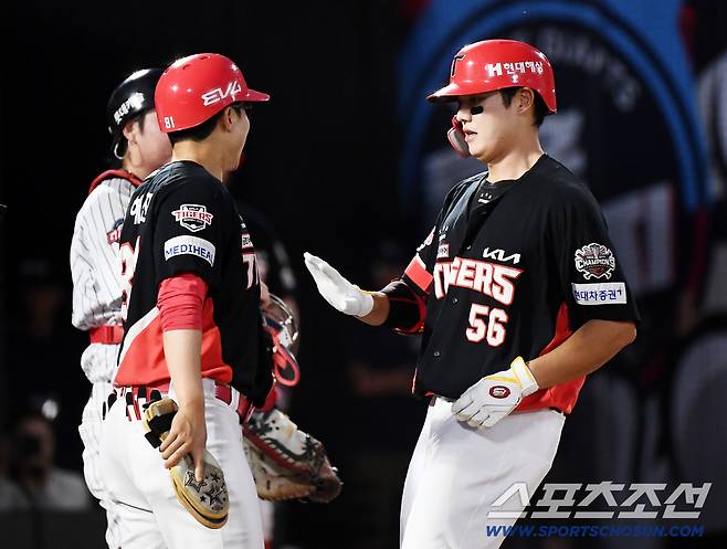 25일 부산 사직구장에서 열린 KIA와 롯데의 경기. 5회초 2사 1루 오선우가 투런포를 친 후 홈인하고 있다. 부산=정재근 기자 cjg@sportschosun.com/2025.7.25/