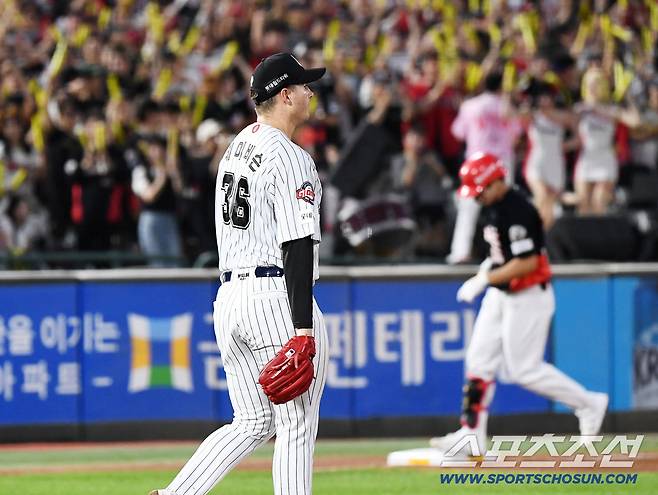 25일 부산 사직구장에서 열린 KIA와 롯데의 경기. 5회초 2사 1루 오선우에게 투런포를 허용한 데이비슨이 아쉬워하고 있다. 부산=정재근 기자 cjg@sportschosun.com/2025.7.25/