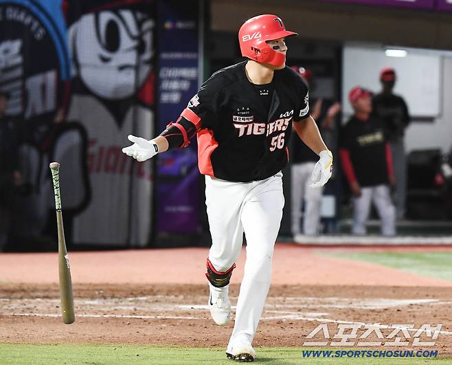 25일 부산 사직구장에서 열린 KIA와 롯데의 경기. 5회초 2사 1루 오선우가 투런포를 친 후 타구를 바라보고 있다. 부산=정재근 기자 cjg@sportschosun.com/2025.7.25/