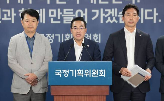 박홍근 국정기획위 기획분과장이 지난 18일 서울 종로구 국정기획위원회 사무실에서 전세사기 피해자 간담회 사후 브리핑을 하고 있다. 연합뉴스