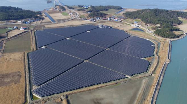 전남 신안군 안좌면 자라도 태양광 집적화 단지. 주민들은 태양광 발전 특수목적법인에 투자자로 참여해 수익금 중 일부를 1년에 4차례 연금으로 받는다. 재생에너지 수익을 주민과 공유하는 전남형 에너지 기본소득 모델의 대표 사례다. 전남도 제공