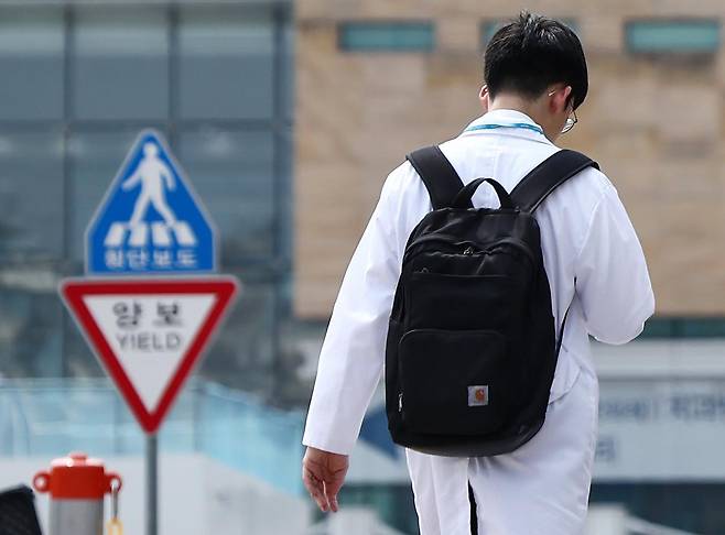 정부가 1년 6개월간 수업을 거부한 의대생 8000여 명의 2학기 복귀를 허용하는 동시에 본과 3·4학년생이 의사 국가시험을 치를 수 있도록 추가 시험을 시행한다. 교육부는 25일 이 같은 내용을 골자로 한 ‘의대생 복귀와 교육에 대한 정부 입장’을 발표했다. 사진은 이날 오후 서울 시내의 한 병원에서 의료진이 이동하는 모습. 2025.7.25/뉴스1