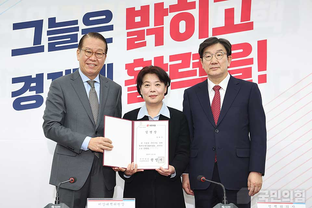 권영세(왼쪽) 국민의힘 비상대책위원장과 권성동(오른쪽) 원내대표가 지난 1월21일 국회본청에서 열린 당 경제활력민생특별위원회 임명장 수여식 및 1차 전체회의에서 윤희숙 여의도연구원장에게 민생특위 위원장 임명장을 수여한 뒤 기념 촬영하고 있다.<국민의힘 홈페이지 사진>