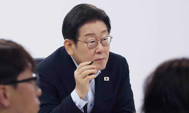 이재명 대통령이 25일 경기도 시흥시 SPC 삼립 시화공장에서 열린 산업재해 근절 현장 노사간담회에 참석해 SPC 삼립과 CJ 푸드빌, 크라운제과 등 기업의 브리핑 내용을 경청하고 있다. 대통령실사진기자단