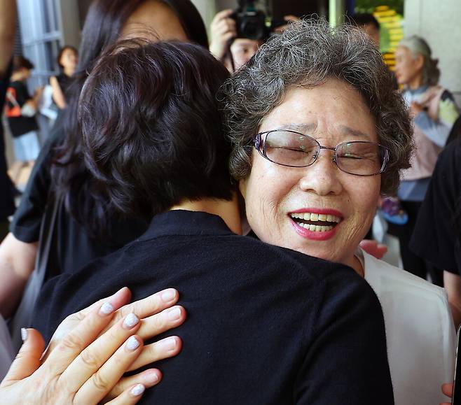 최씨가 법정을 나서며 여성단체 회원들의 축하를 받고 있다. 연합뉴스