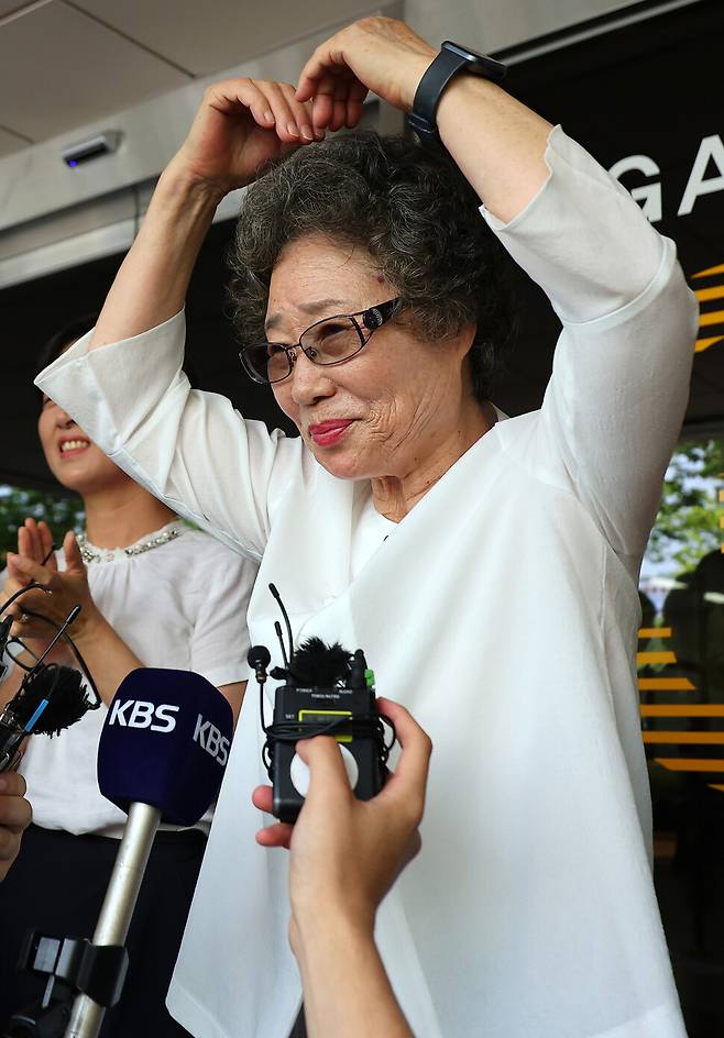 최씨가 취재진을 향해 손하트를 만들어 보이고 있다. 연합뉴스