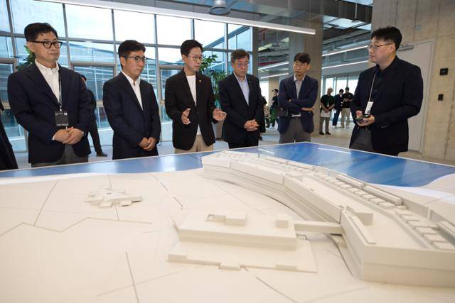 배경훈 과학기술정보통신부 장관이 24일 오전 세종 네이버 '각 세종' AI데이터센터를 방문해 김유원 네이버클라우드 대표와 센터를 둘러보고 있다. 과학기술정보통신부 제공