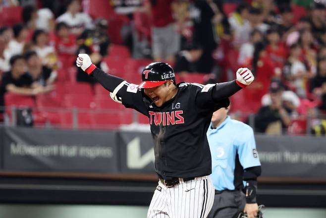 <yonhap photo-4671=""> 환호하는 문보경 (광주=연합뉴스) 조남수 기자 = 23일 광주기아챔피언스필드에서 열린 프로야구 LG 트윈스와 KIA 타이거즈의 경기. LG 문보경이 연장 10회초에 투런홈런을 터뜨리고 홈인하며 환호하고 있다. 2025.7.23 iso64@yna.co.kr/2025-07-23 21:40:59/ <저작권자 ⓒ 1980-2025 ㈜연합뉴스. 무단 전재 재배포 금지, AI 학습 및 활용 금지></yonhap>