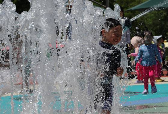 25일 부산 부산진구 부산시민공원 바닥분수를 찾은 어린이가 물놀이를 하며 더위를 식히고 있다. 송봉근 기자
