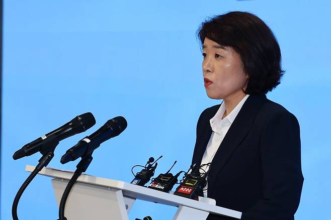 윤석열 전 대통령 부인 김건희 여사와 관련한 각종 의혹 사건을 수사하는 민중기 특별검사팀 오정희 특검보가 8일 서울 종로구 KT광화문빌딩에서 브리핑을 하고 있다. 사진=연합뉴스