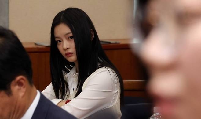 그룹 뉴진스(NewJeans)의 하니가 2024년 10월 15일 오후 서울 여의도 국회 환경노동위원회에서 열린 경제사회노동위원회, 중앙노동위원회, 최저임금위원회 등에 대한 국정감사에 출석, 김주영 어도어 대표의 발언을 듣고 있다. 사진=뉴스1
