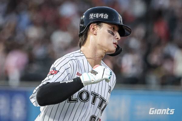 25일 부산 사직구장에서 열린 KIA와 3연전 첫 경기에서 롯데 윤동희가 역전 투런 홈런을 친 뒤 주먹을 불끈 쥐고 있다. 롯데 자이언츠 제공