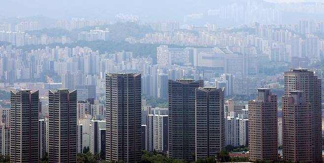 24일 한국부동산원에 따르면, 7월 셋째주(21일 기준) 서울 아파트 매매가격은 평균 0.16% 올랐다. 다만 전주(0.19%) 대비 오름폭이 축소됐다. 사진은 이날 서울 남산에서 바라본 서울 시내 아파트 모습.뉴스1