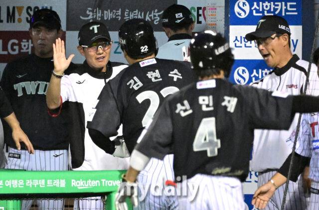 2025년 6월 17일 오후 서울 잠실구장에서 진행된 '2025 신한 SOL뱅크 KBO 리그' NC 다이노스와 LG 트윈스의 경기. LG 김현수가 5회말 1사 1루서 2점 홈런을 친 뒤 염경엽 감독의 축하를 받고 있다./마이데일리