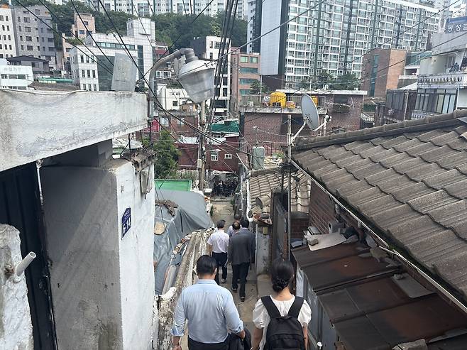현장 순회가 진행된 신당9구역 노후 건축물 밀집지의 모습. 정주원 기자