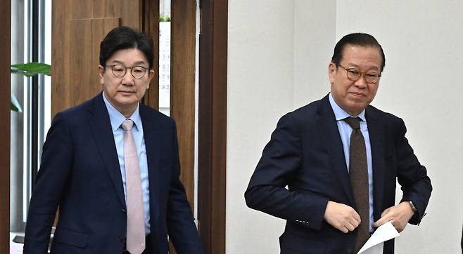 권영세(오른쪽) 당시 국민의힘 비상대책위원장과 권성동 당시 원내대표가 지난 4월 28일 오전 국회에서 열린 비상대책위원회의에 참석하고 있다. 임세준 기자