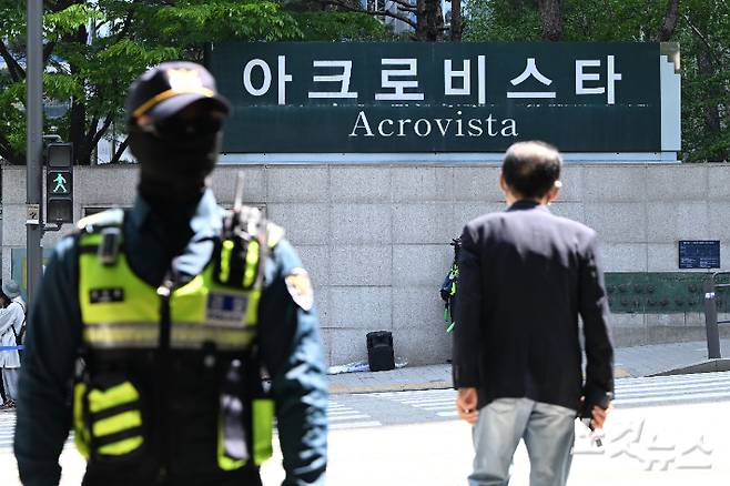 서울 서초구 아크로비스타에 경찰들이 근무를 서는 모습. 류영주 기자