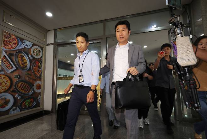 김건희 여사의 의혹들을 수사하는 민중기 특별검사팀 관계자들이 25일 서울 서초구 아크로비스타 내 김 여사의 코바나컨텐츠 사무실 압수수색을 마친 뒤 철수하고 있다. 연합뉴스