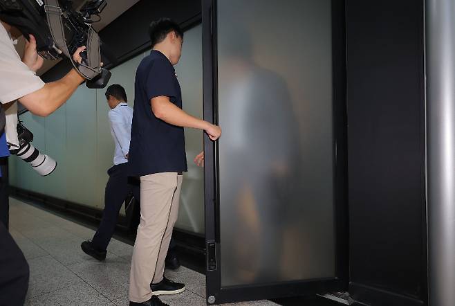 김건희 여사의 의혹들을 수사하는 민중기 특별검사팀 관계자들이 25일 서울 서초구 아크로비스타 내 김 여사의 코바나컨텐츠 사무실 압수수색을 마친 뒤 철수하고 있다. 연합뉴스