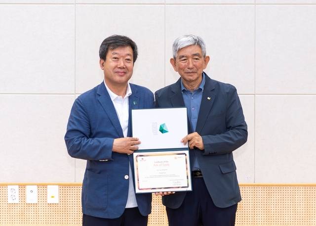 국제슬로푸드 맛의 방주 인증서 수여식에 참석한 남한권 울릉군수(왼쪽). 울릉군