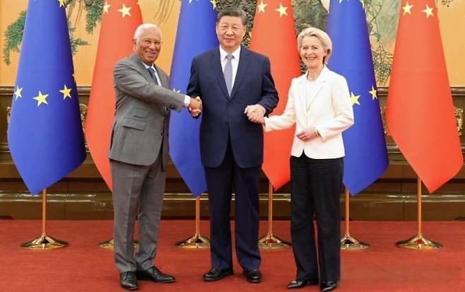 중국과 유럽연합(EU)이 지난 24일 중국 베이징에서 정상회담을 열었다. 시진핑(가운데) 중국 국가주석이 안토니우 코스타(왼쪽) EU 정상회의 상임의장과 우르줄라 폰데어라이엔 EU 집행위원장과 손을 맞잡은 모습. 베이징 로이터 연합뉴스