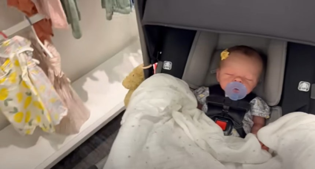 리얼 베이비돌과 쇼핑을 즐기는 미국 유튜버. 켈리 메이플(Kelly Maple) 채널 영상