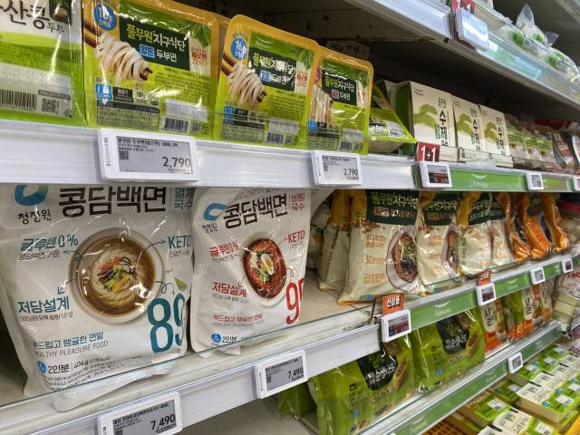 서울의 한 대형마트에 두유면, 두부면 관련 상품이 진열되어 있다. 김남명 기자