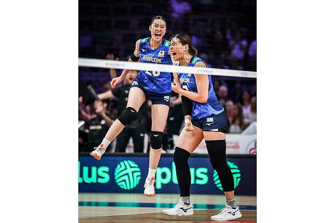 일본 여자배구 대표팀 선수들이 25일 VNL 8강전에서 튀르키예를 꺾은 뒤 환호하고 있다. FIVB 홈페이지
