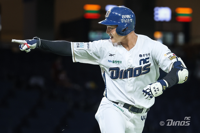 NC 김휘집이 25일 창원 키움전 4회말 만루홈런을 때리고 더그아웃을 향해 세리머니하고 있다. NC 다이노스 제공