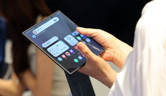 서울 영등포구 여의도 더현대 서울에 마련된 갤럭시 스튜디오에서 7월 23일 한 시민이 진열된 ‘갤럭시Z 폴드7’을 살펴보고 있다. 뉴스1