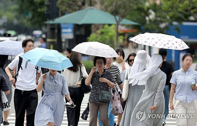 양산 필수 (서울=연합뉴스) 류영석 기자 = 더운 날씨가 이어지는 지난 23일 서울 광화문광장에서 시민들이 양산을 쓴 채 걸어가고 있다. 2025.7.25 ondol@yna.co.kr
