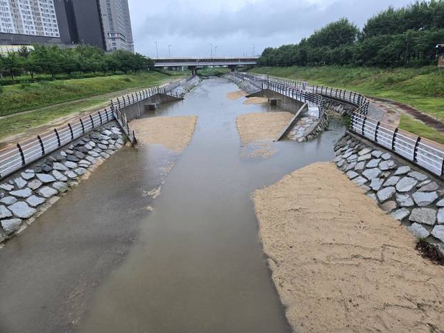 김천 율곡천에 설치한 가동보가 제기능을 못해 철거 목소리가 높다.