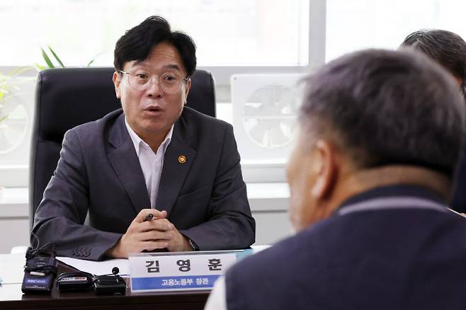 김영훈 고용노동부 장관이 25일 오후 서울 영등포구 여의도 한국노동조합총연맹에서 열린 김동명 한국노총 위원장을 비롯한 주요 임원들과 간담회에서 발언하고 있다.(사진=뉴시스)