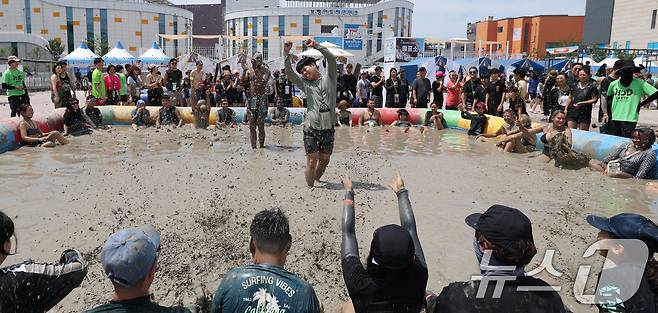 26일 충남 보령 대천해수욕장 머드엑스포광장에서 열린 제28회 보령머드축제를 찾은 관광객들이 축제를 즐기고 있다. 2025.7.26/뉴스1 ⓒ News1 김기태 기자