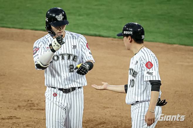 고승민이 1루에서 하이파이브를 하고 있다. 사진 | 롯데 자이언츠