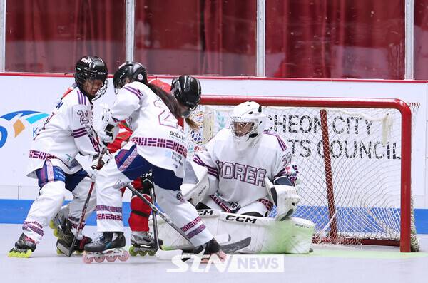 26일 충북 제천 세명대학교 체육관에서 치러진 이란과의 '제20회 아시아 롤러스케이팅 선수권대회' 인라인하키 여자 3라운드 경기에서 대한민국이 이란의 육탄 공격을 방어하고 있다. /사진(제천)=강명호 기자