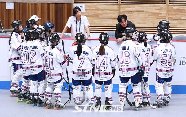 26일 충북 제천 세명대학교 체육관에서 치러진 이란과의 '제20회 아시아 롤러스케이팅 선수권대회' 인라인하키 여자 3라운드 경기를 앞두고 대한민국이 결의를 다지고 있다. /사진(제천)=강명호 기자