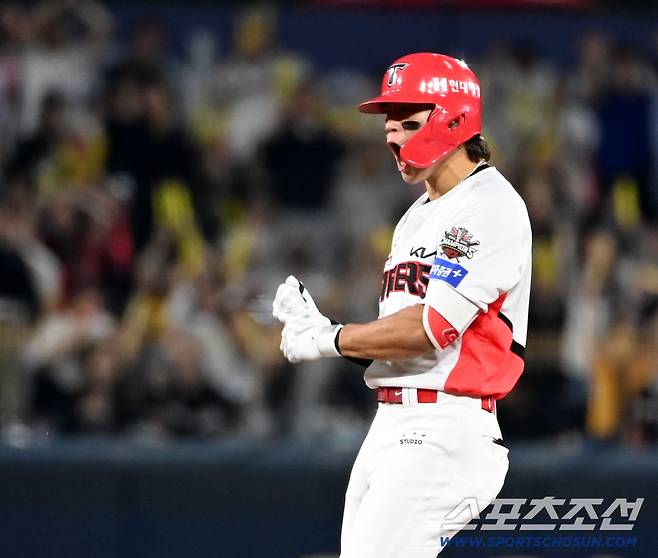 13일 광주KIA챔피언스필드에서 열린 롯데와 KIA의 경기, 5회말 2사 1,2루 KIA 김도영이 선취 2타점 2루타를 치고 있다. 광주=허상욱 기자wook@sportschosun.com/2025.05.13/