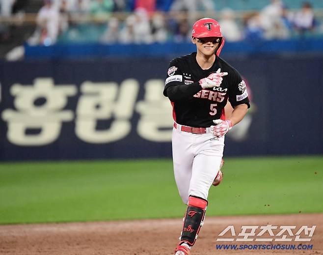 24일 대구 삼성라이온즈파크에서 열린 KBO리그 삼성과 KIA의 경기. 7회 KIA 김도영이 삼성 김태훈을 상대로 솔로홈런을 날렸다. 힘차게 그라운드를 돌고 있는 김도영. 대구=송정헌 기자songs@sportschosun.com/2025.05.24/