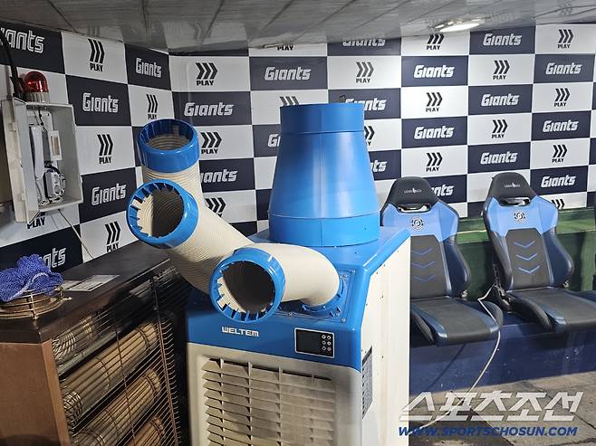 경기 후 복구된 롯데 더그아웃의 '코끼리'로 불리는 다중 송풍구 에어컨. 김영록 기자