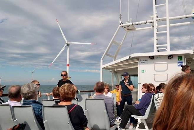 생나제르 해안가에서 탈 수 있는 해상풍력 크루즈. 약 3시간 동안 전문 가이드와 함께 해상풍력 단지를 관찰할 수 있어 인기가 많다. EDF 리뉴어블스 제공